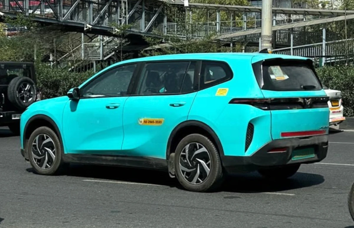 Limo Green Electric Taxi Spotted in India